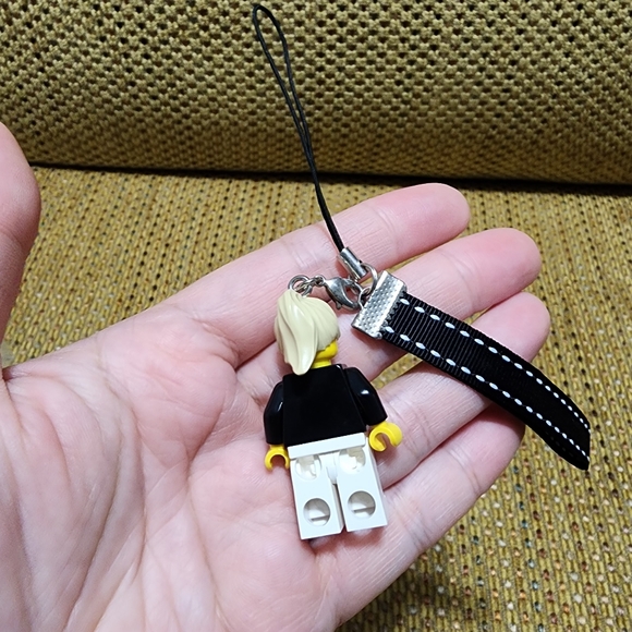 [NEW] LEGO Airport Pilot with Red Tie, Ponytail Hair Keychain - Picture 5 of 5